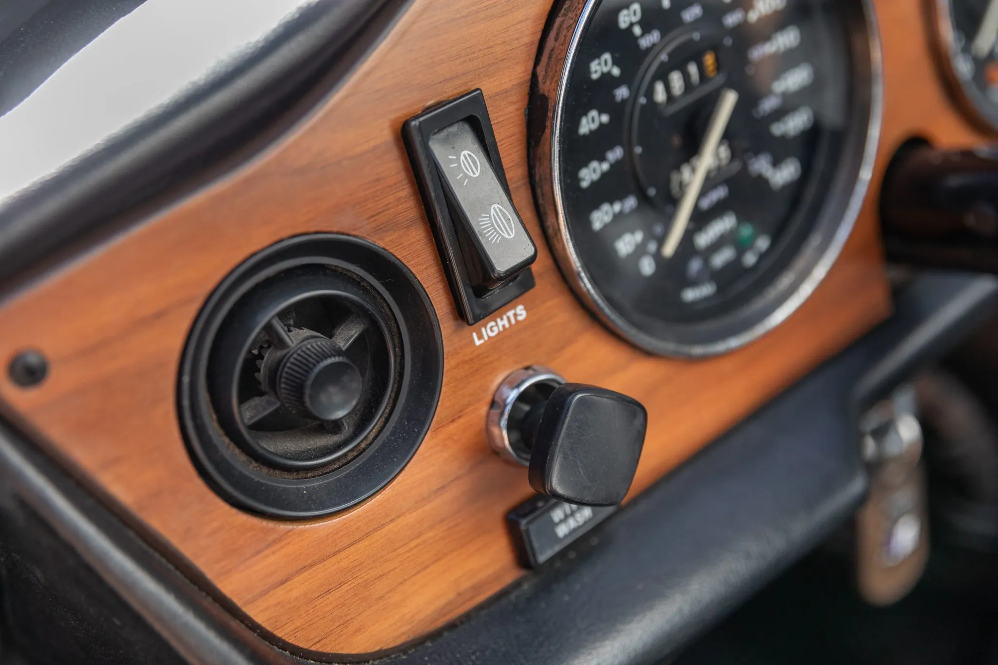 1975_triumph_tr6_1975_triumph_tr6_e55fba4d-18e1-4846-962d-e79817850292-gCE1A7-17726-17727-scaled