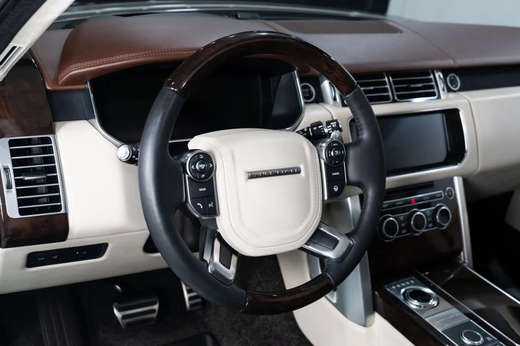 2017_land-rover_range-rover_auto-bio-200-43900