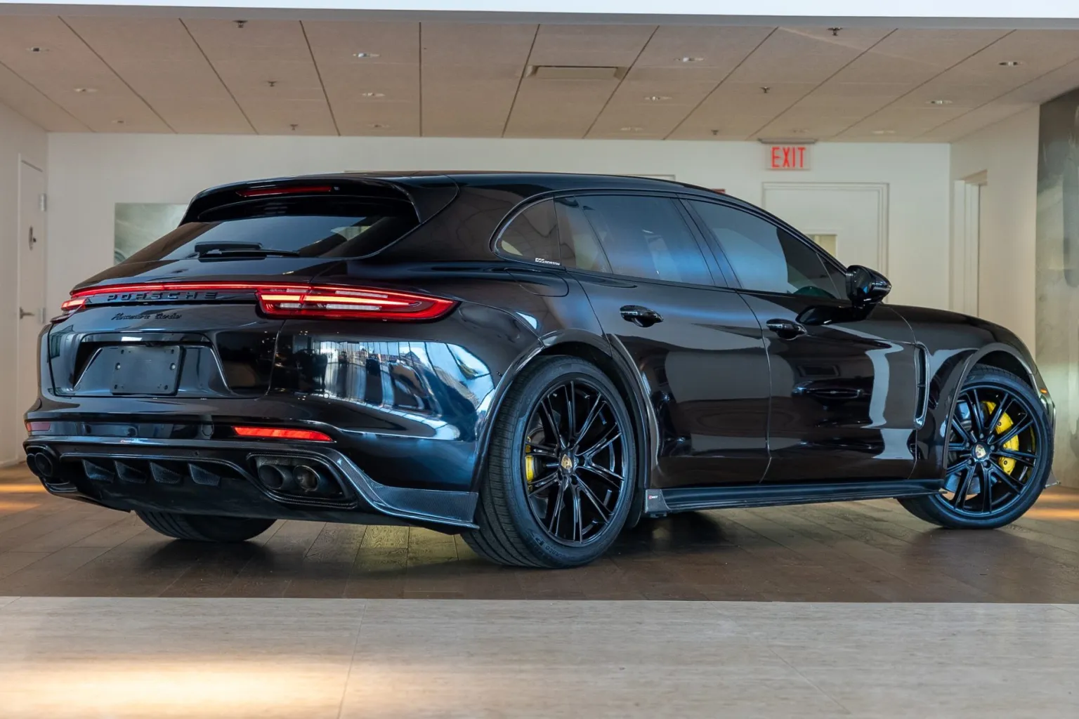 2018_porsche_panamera-turbo-sport-turismo_2018-porsche-panamera-turbo-st-15-39679