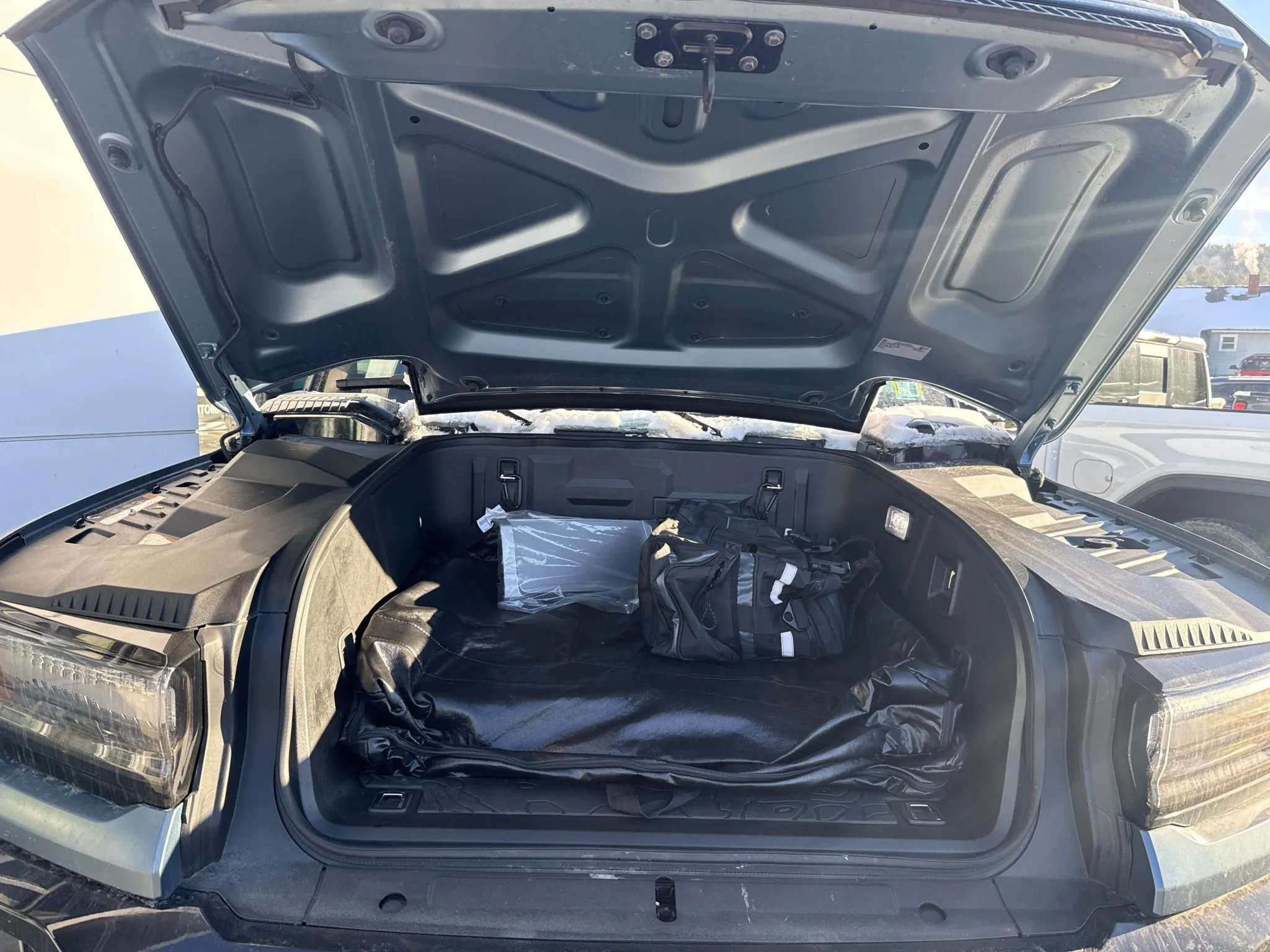 2024_gmc_hummer-ev-pickup_79242347460__6CC2A81C-4CA1-41CD-8386-E06768CEF482-30691-scaled