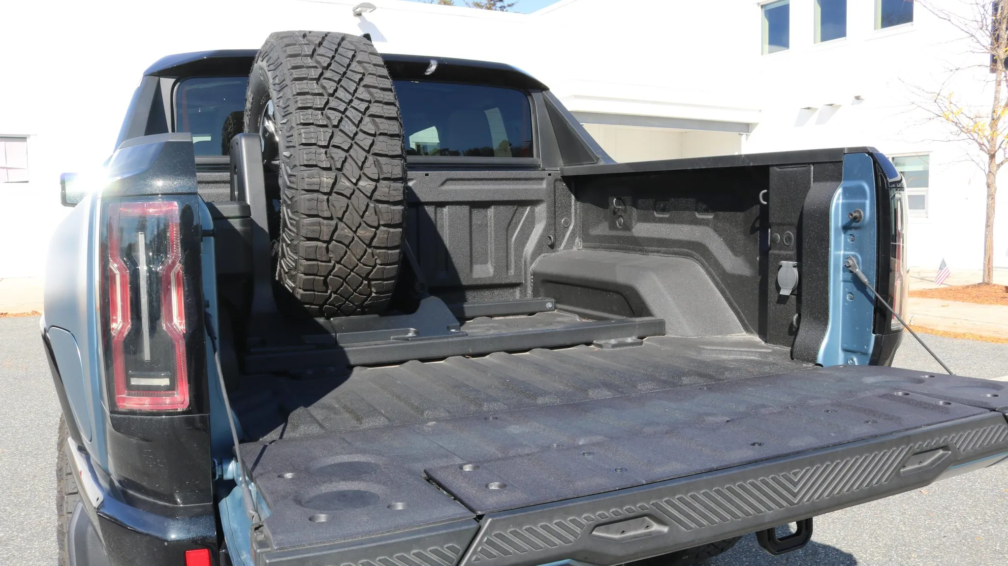 2024_gmc_hummer-ev-pickup_IMG_7987-1-74434-scaled